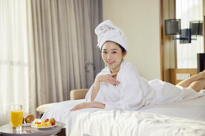 穿浴袍的美女酒店休闲度假图片