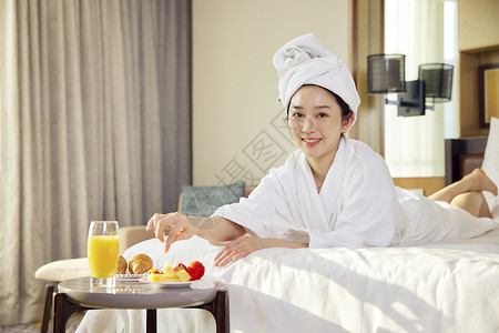 酒店休闲女性享受下午茶时光图片