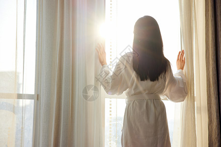 浴袍促销美女酒店早晨起床拉开窗帘背影背景