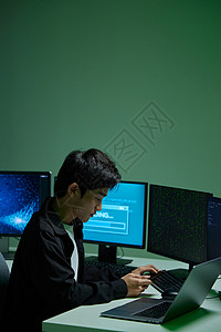 年轻男程序员工作间隙玩手机背景
