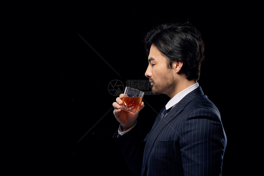 优雅品酒的成功男性图片