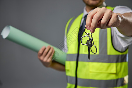 家装人员建筑工人手中钥匙特写背景