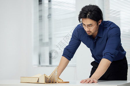 建筑工程师观察模型图片