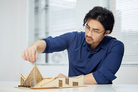 工程师研究图纸研究建筑模型的设计师背景