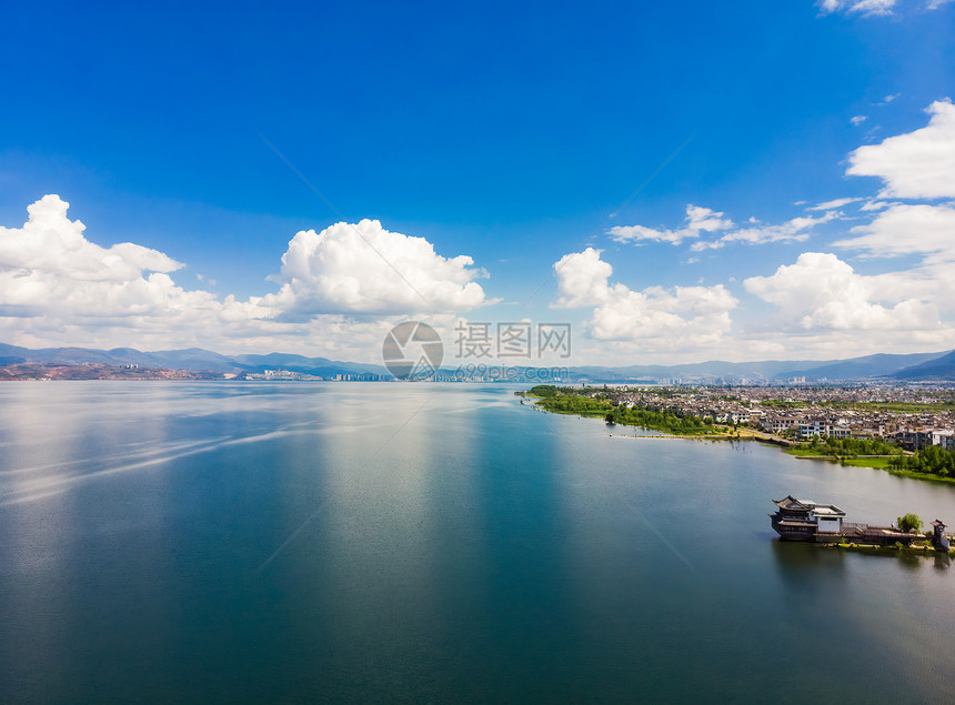 大理洱海湖面倒影与码头图片