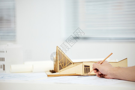 建筑设计师桌上的建筑模型特写图片