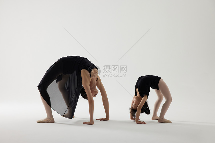 体操老师和学生下腰动作展示图片