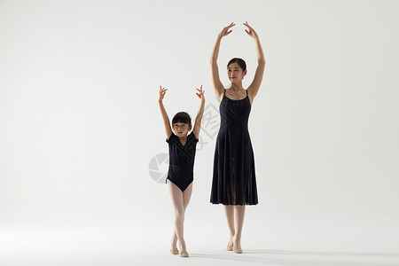 青年女子和小女孩芭蕾舞展示高清图片