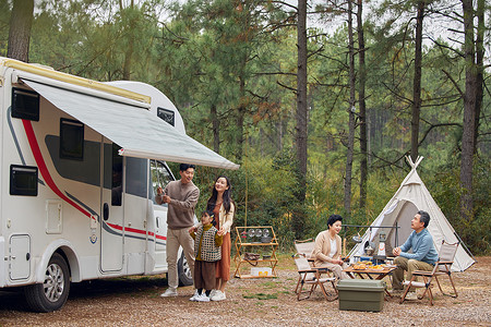 大家庭幸福的房车露营生活温馨高清图片素材