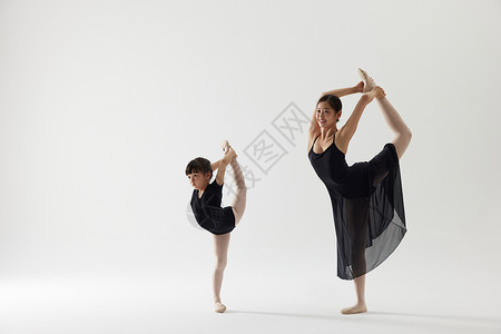 青年女子和小女孩艺术体操展示高清图片