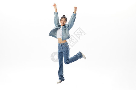 跳跃的活力青年女性形象图片