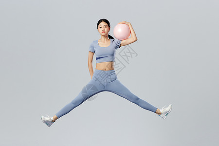 创意漂浮球插图创意悬浮女性手拿瑜伽球背景