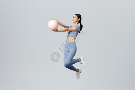 炫彩球悬浮创意悬浮女性手拿瑜伽球背景