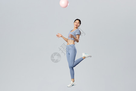 创意漂浮球插图创意悬浮女性抛起瑜伽球背景