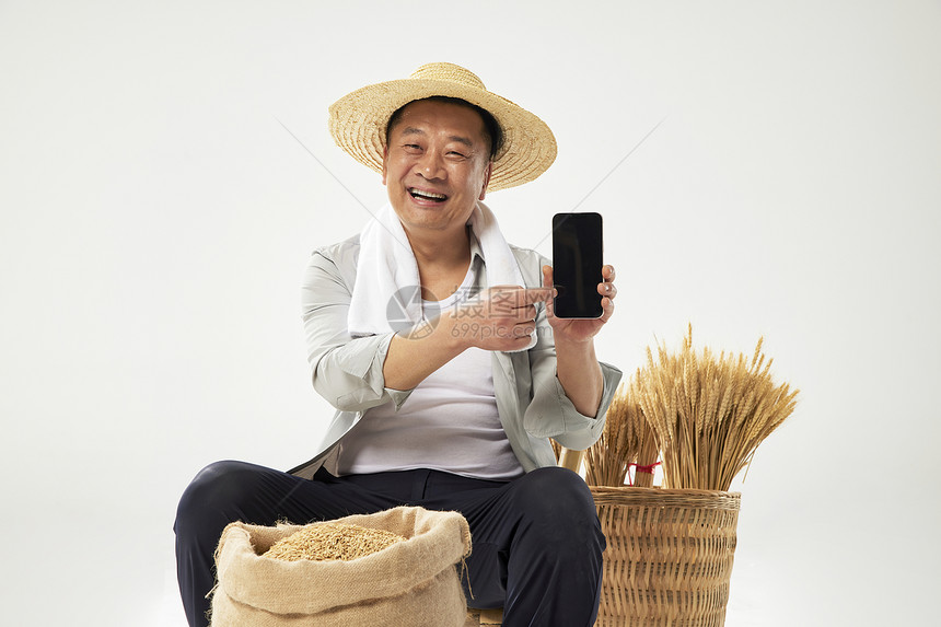 农民展示手机屏幕图片