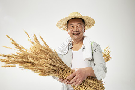 劳动节农民伯伯抱着小麦的农民伯伯笑容背景