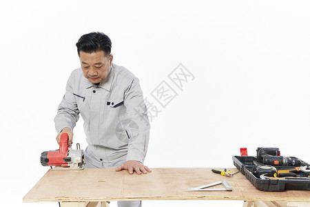 木工师傅切割板材背景图片