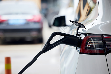 低碳宣传栏充电中的新能源汽车背景