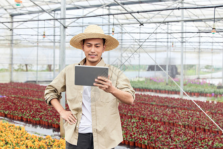 智慧社区系统花农通过平板操作棚内浇灌系统背景