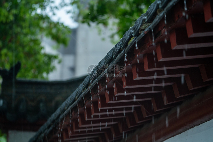 春雨下的古建筑图片