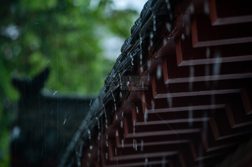 春雨下的古建筑图片