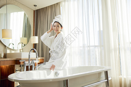 酒店浴室里沐浴完的年轻美女图片