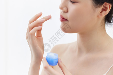 青年女性唇部保湿护理图片