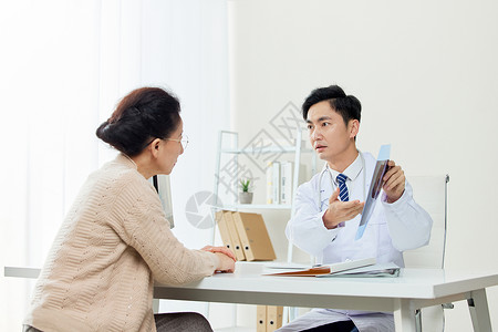 医生阅片医生给中年女性患者讲解x光片背景