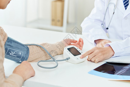 医院检查卡通医生给患者测量血压特写背景