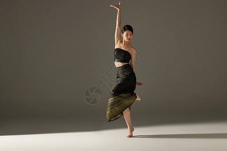 翩翩起舞的傣族姑娘图片素材