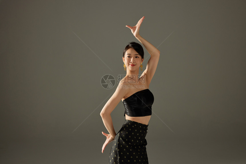 傣族女性舞蹈身姿图片