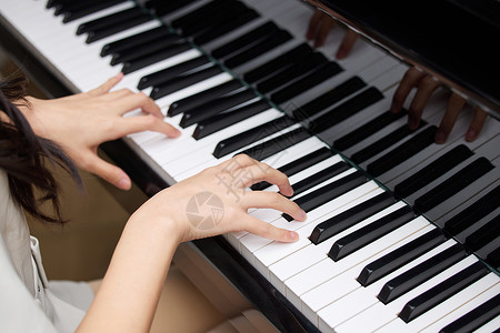 键盘钢琴素材美女弹钢琴特写背景
