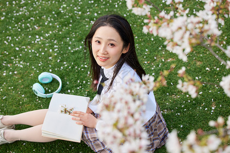 小清新春季踏青樱花树下少女看书背景