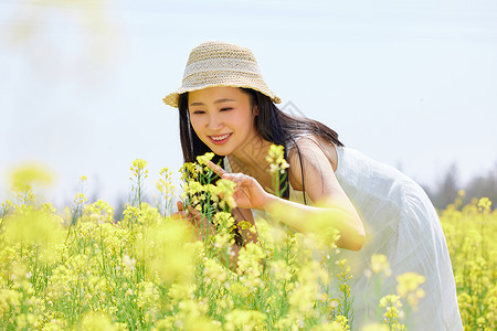 春季踏青出游春日赏花的少女背景