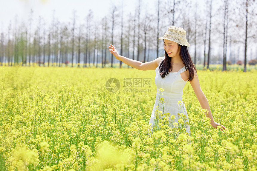 春日站在油菜花田里的少女图片