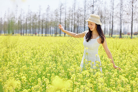春日站在油菜花田里的少女高清图片