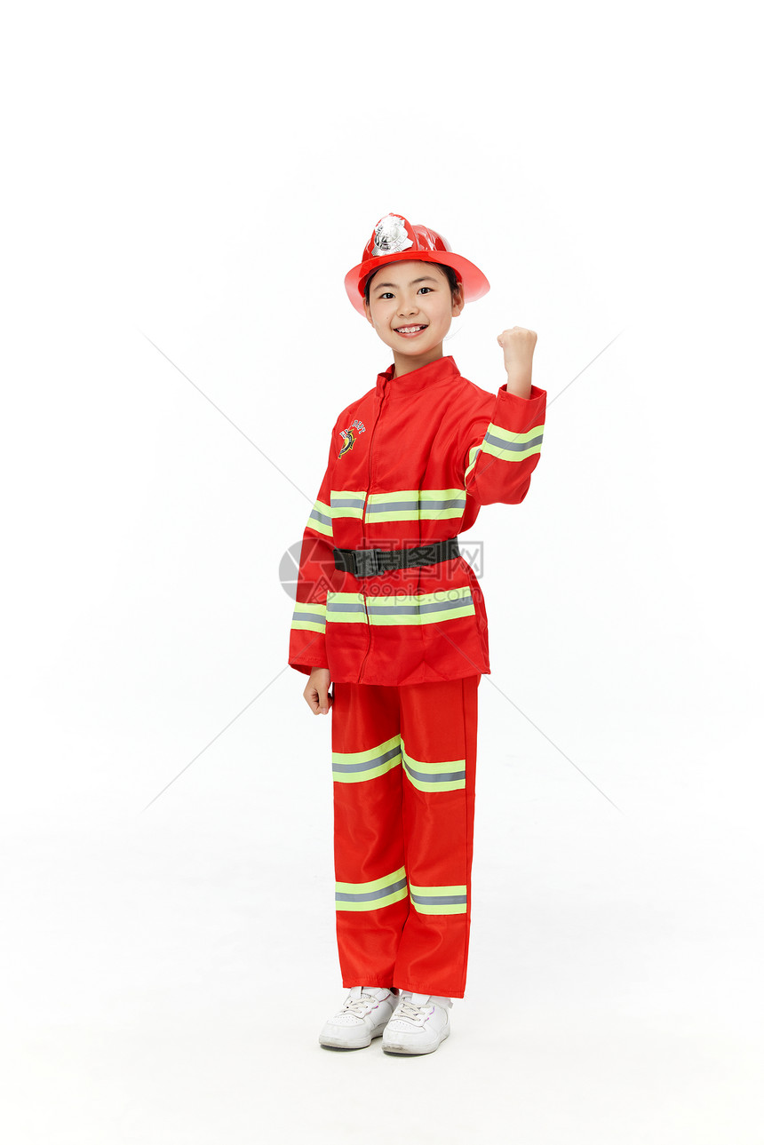 身穿消防员服装的小女孩加油手势图片