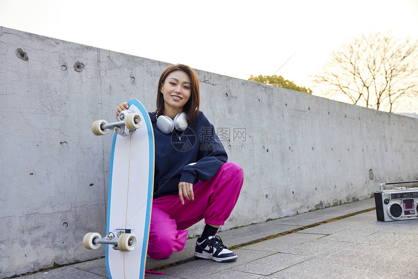 年轻活力的滑板女生图片