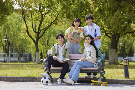 校园内年轻活力的大学生们背景图片