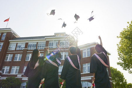 大学生毕业把学士帽扔向空中毕业照高清图片素材