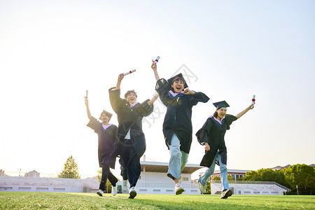 大学毕业生奔向未来图片素材