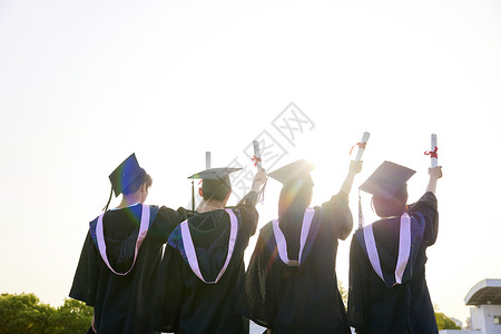 学校录取大学生手举着毕业证背影背景