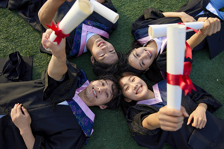 草地上毕业的大学生们教育高清图片素材