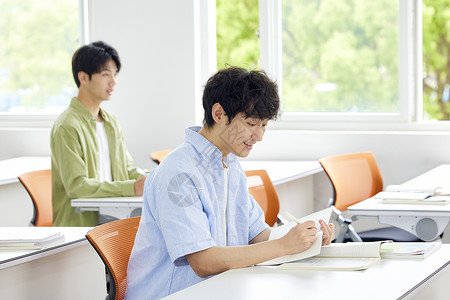 年轻大学生上课学习记录图片