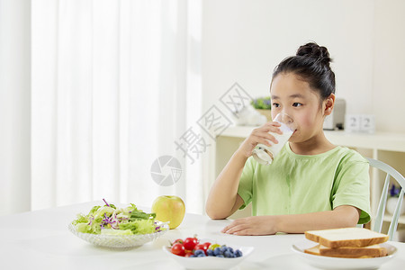 美食女孩儿童大口喝牛奶背景