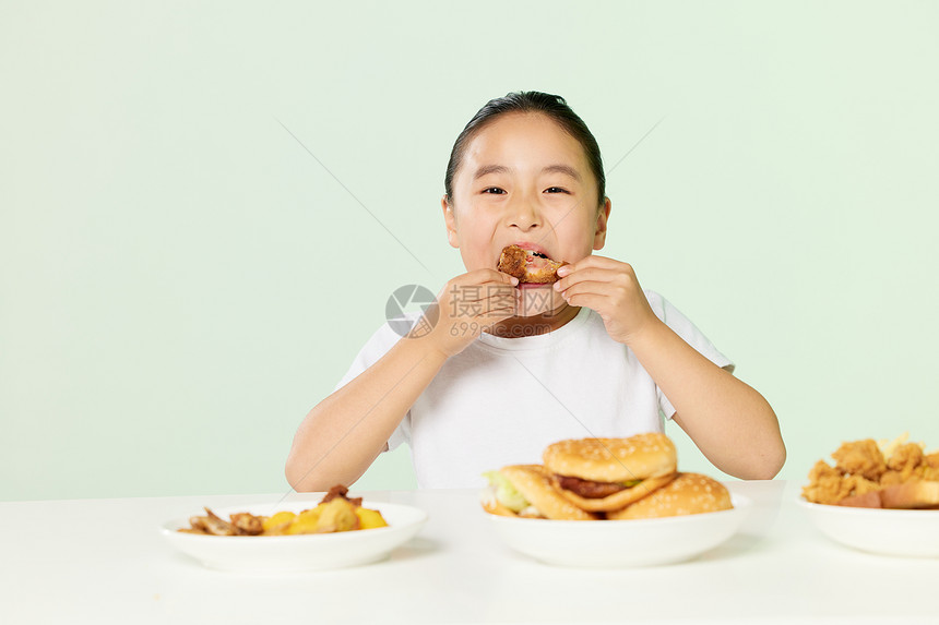 微胖小女孩吃高热量食品图片