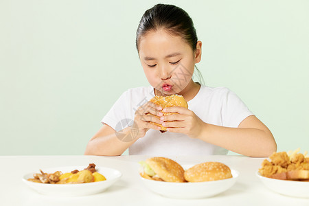 高热量食品汉堡小女孩吃高热量食品背景