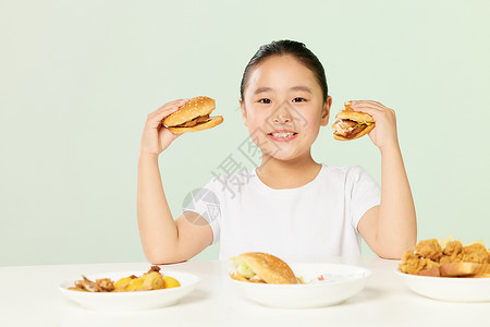 微胖小女孩开心吃汉堡图片
