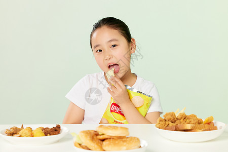 吃东西的胖子小女孩吃垃圾食品背景