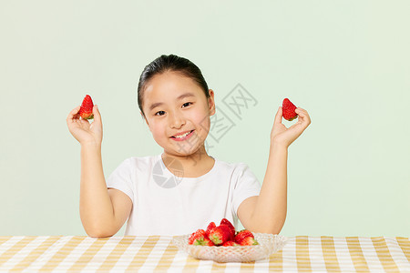 可爱小女孩开心展示草莓图片